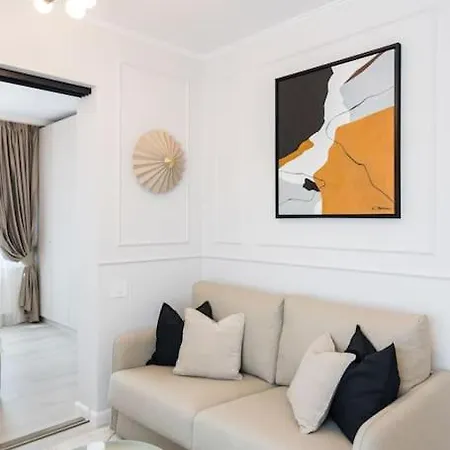 Charming - Netflix + Balcony * Βουκουρέστι