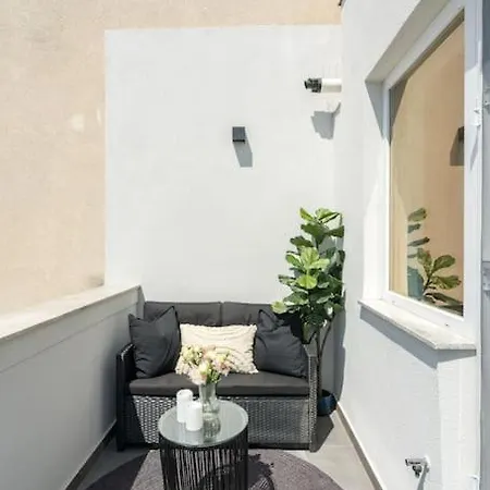 Charming - Netflix + Balcony *