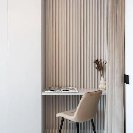 Charming - Netflix + Balcony Apartament