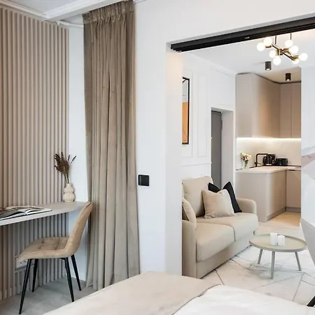 Charming - Netflix + Balcony Apartament *