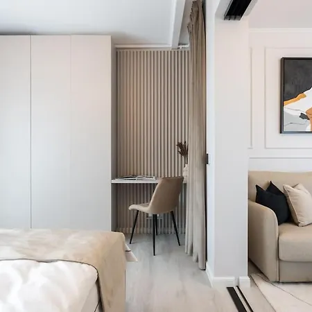 Charming - Netflix + Balcony *