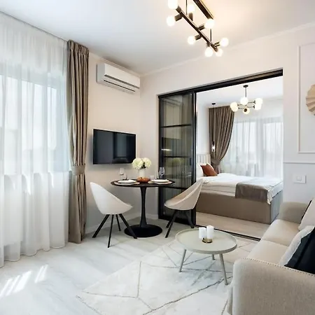 Charming - Netflix + Balcony Апартаменты
