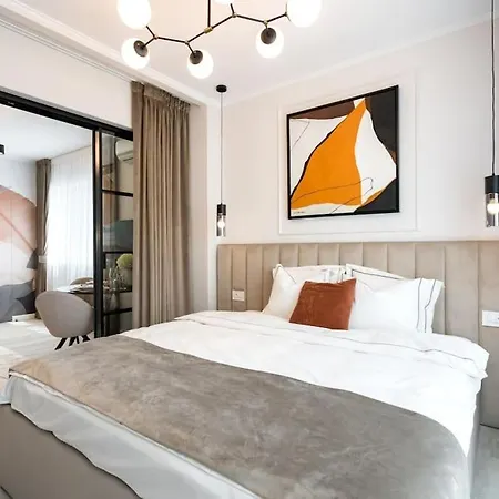 Charming - Netflix + Balcony Apartament *