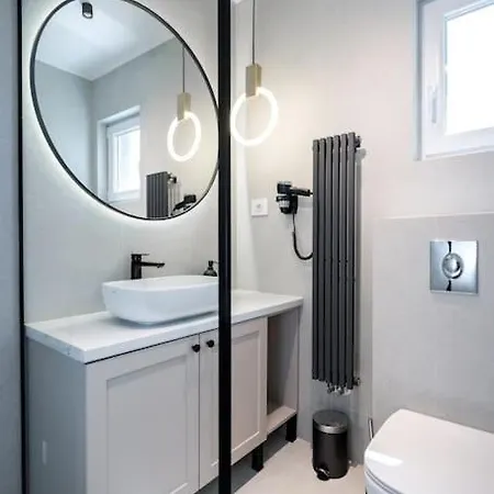 Charming - Netflix + Balcony Apartment *