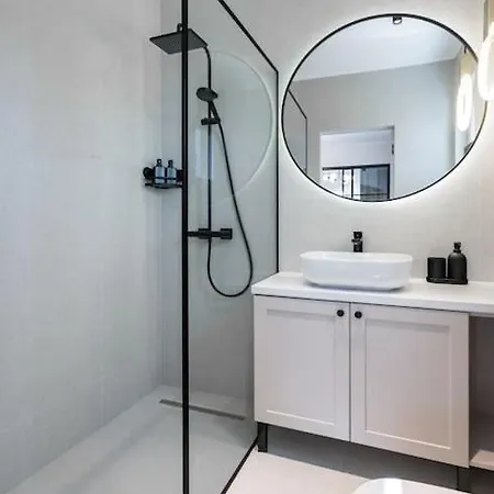 Charming - Netflix + Balcony Apartment Bucharest