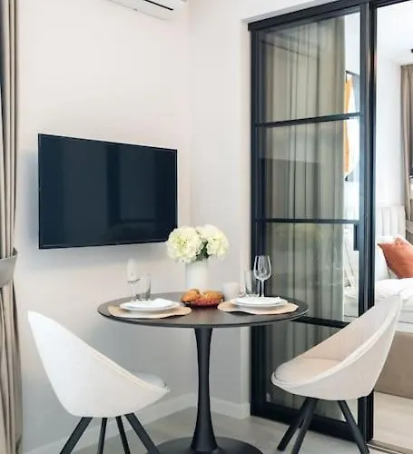 Charming - Netflix + Balcony Bukarest