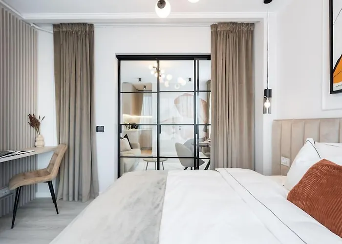 Charming - Netflix + Balcony *