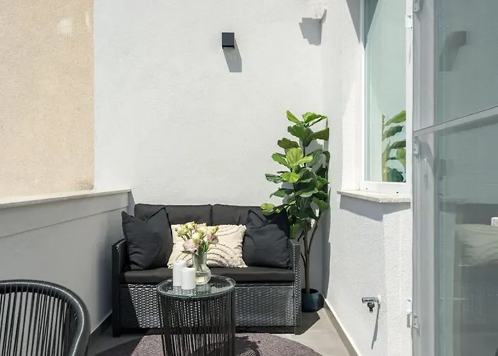 Charming - Netflix + Balcony Apartment Bucharest