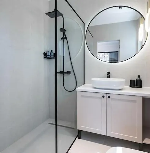 Charming - Netflix + Balcony Apartment Bucharest