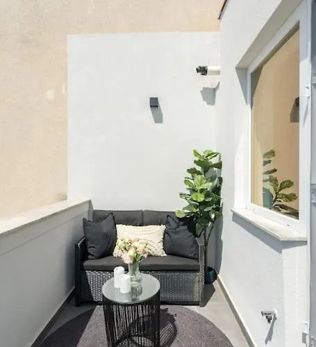 Charming - Netflix + Balcony *