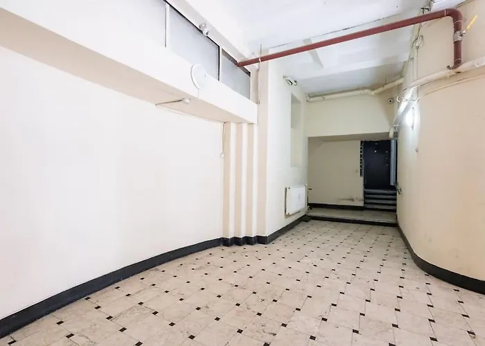 Charming - Netflix + Balcony 부쿠레슈티