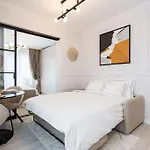 Charming - Netflix + Balcony 부쿠레슈티